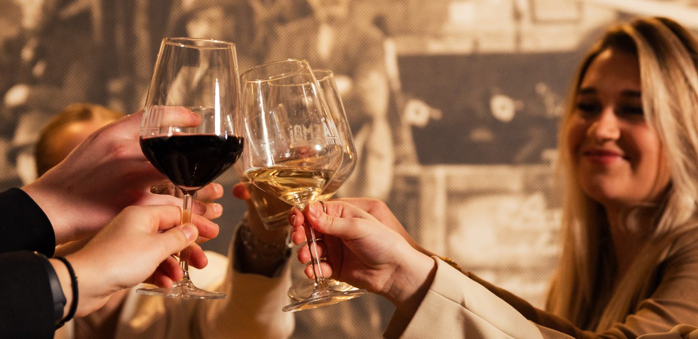 DE JUISTE PLEK </BR> VOOR EEN HAPJE EN </BR> EEN DRANKJE